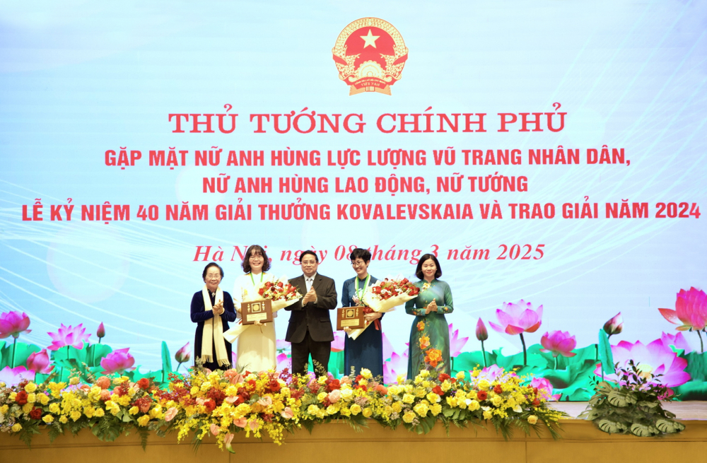 Thủ tướng Phạm Minh Chính trao giải thưởng Kovalevskaia năm 2024 cho phó giáo sư Nguyễn Minh Tân (thứ hai từ phải sang)  và phó giáo sư Đặng Thị Mỹ Dung (thứ hai từ trái sang) - ẢNH: THU HÀ