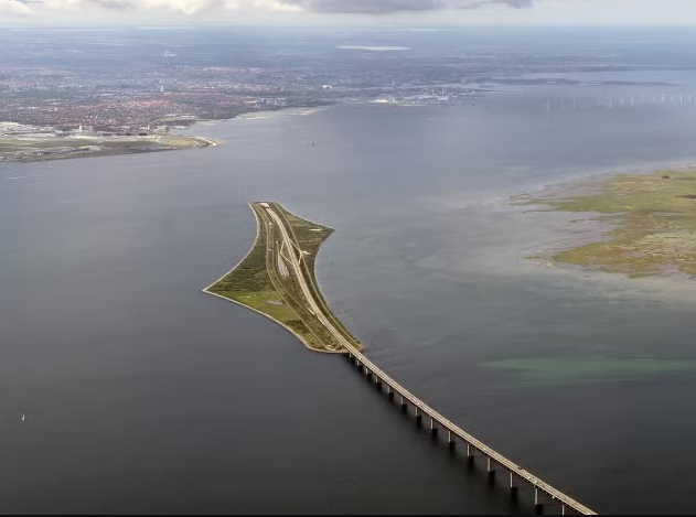 Cầu Øresund đã trở thành một phần quan trọng của tuyến đường bộ giữa Đan Mạch và Thụy Điển; đồng thời là điểm tham quan nổi tiếng, thu hút du khách khắp nơi trên thế giới. Khi qua cầu sẽ phải trả phí và phải có hộ chiếu vì đây là cửa khẩu biên giới Đan Mạch và Thụy Điển.