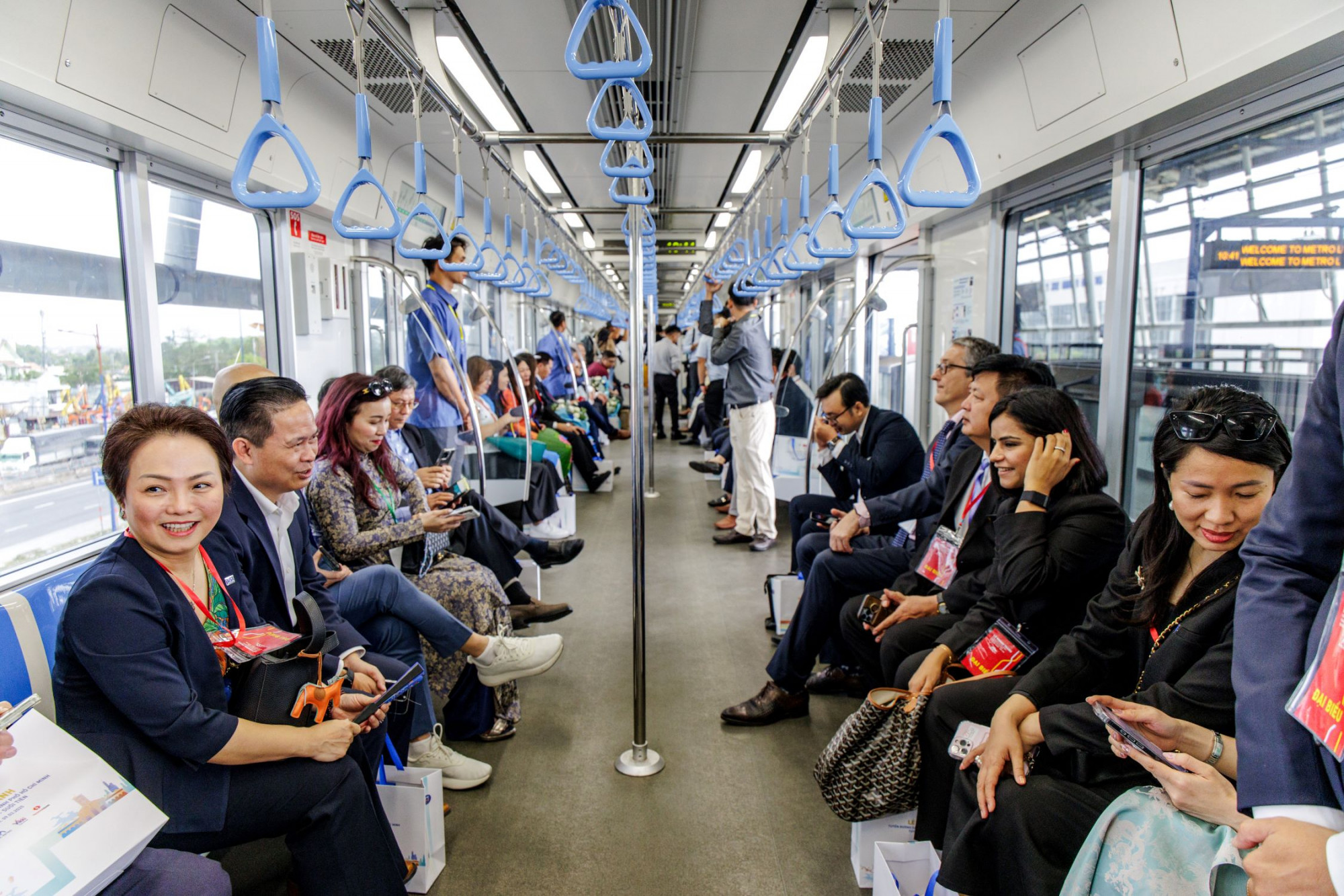 Hành khách trải nghiệm tuyến Metro Sài Gòn - Suối Tiên - Ảnh: N.T