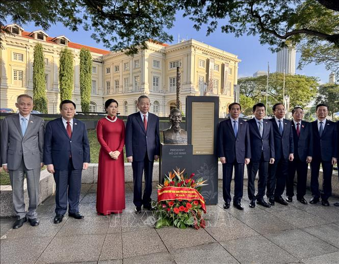 Tổng Bí thư cùng đoàn chụp ảnh lưu niệm tại khu tượng Bác. Ảnh: Đỗ Vân/PV TTXVN tại Singapore