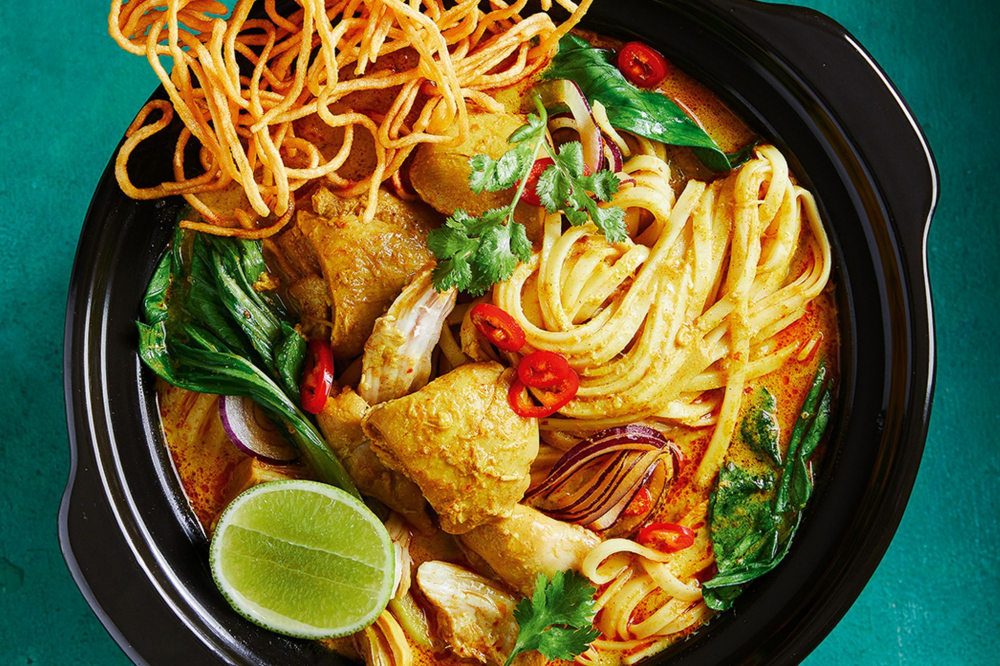 Khao Soi là một món mì đặc trưng của miền Bắc Thái Lan, đặc biệt phổ biến ở Chiang Mai. Món ăn này bao gồm mì trứng, được nấu trong nước dùng cà ri đậm đà, thường là cà ri gà hoặc bò, với sữa dừa tạo độ béo ngậy. Nước dùng có hương vị thơm ngon, kết hợp giữa cay, ngọt và béo, mang lại cảm giác ấm áp.  Khao Soi thường được ăn kèm với một phần mì chiên giòn trên mặt, cùng các loại rau sống như hành tây, giá đỗ, chanh và ớt tươi.