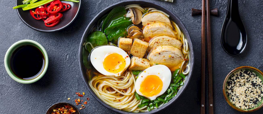 Ramen là món mì nước nổi tiếng của Nhật Bản, bao gồm mì sợi làm từ bột mì, ăn kèm với nước dùng đậm đà. Nước dùng ramen có thể được chế biến từ nhiều loại nguyên liệu khác nhau, như xương heo (tonkotsu), xương gà, hoặc nước tương (shoyu), miso, hay muối (shio). Ramen thường được phục vụ với các topping như thịt chashu (thịt heo hầm mềm), trứng luộc chín tới (tamago), hành lá, nấm, và đôi khi là rong biển hoặc bắp cải.  Món ramen có nhiều biến thể theo từng vùng, như Hakata ramen (với nước dùng xương heo đặc trưng), Sapporo ramen (nước dùng miso), hay Kyoto ramen (với nước dùng nhẹ và ít gia vị). 