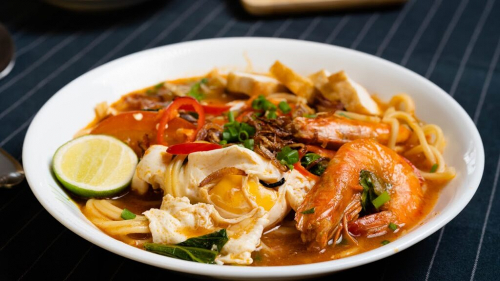 Mee Bandung là một món mì phổ biến trong ẩm thực Malaysia, đặc biệt ở khu vực Johor. Món ăn này thường bao gồm mì trứng mềm, ăn kèm với một nước sốt đặc biệt làm từ tôm, thịt bò hoặc hải sản, kết hợp với gia vị như cà chua, tỏi, hành, và đôi khi là một chút tương ớt để tăng thêm độ cay. Nước sốt thường có màu đỏ cam hấp dẫn, béo ngậy nhưng cũng có vị chua nhẹ từ cà chua và vị ngọt từ hải sản.