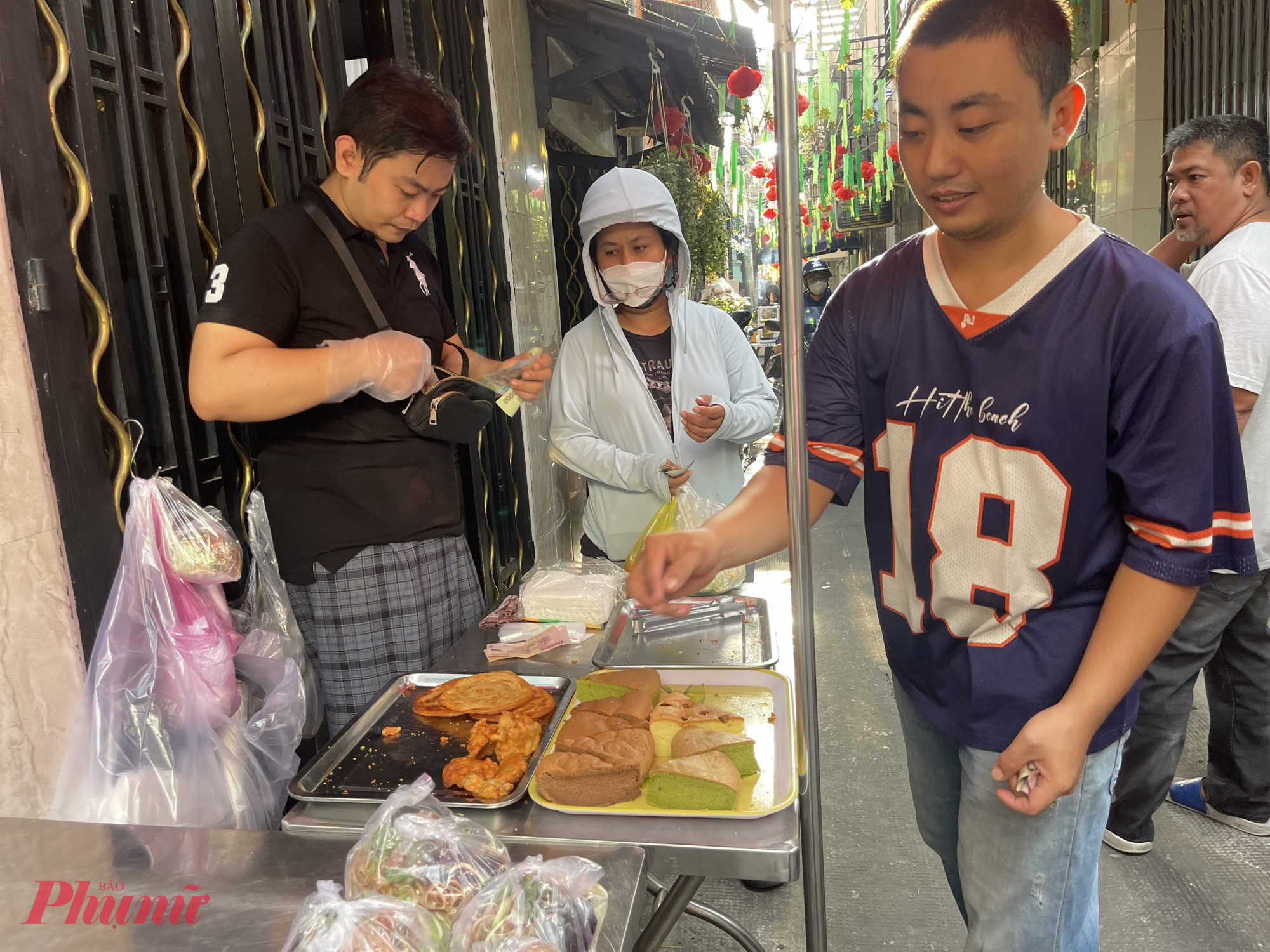 Hơn 35 năm sống tại hẻm, bà Sah Ma bán bánh ngọt truyền thống của người Chăm như sakaya, khoai mì nướng, bí nướng. Trong tháng Ramadan, bà làm thêm gỏi, bún, nước giải khát phục vụ cộng đồng.