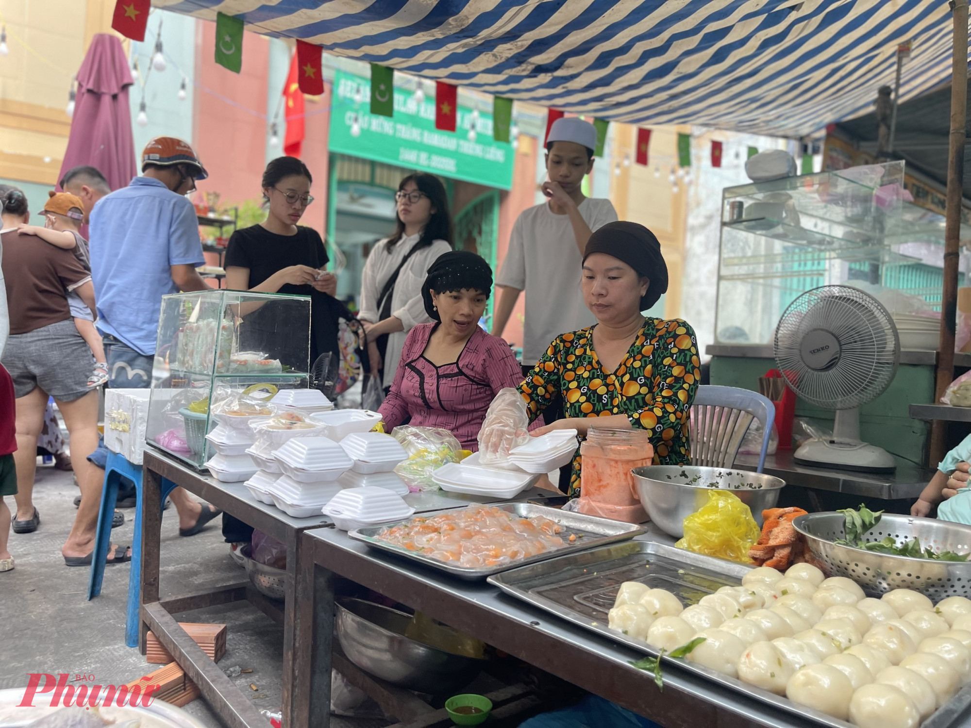 Tại đây, một khu chợ nhỏ của người theo đạo Hồi, nhộn nhịp nhất vào tháng ăn chay Ramadan. Ramadan là tháng thứ 9 theo lịch âm của người Hồi giáo, còn gọi là tháng nhịn ăn. Trong suốt tháng lễ, các tín đồ đạo Hồi không được ăn, uống, hút thuốc, thậm chí nước bọt nhiều quá cũng phải nhổ bớt không được nuốt hết... nhưng chỉ áp dụng vào ban ngày từ lúc mặt trời mọc. Sau khi mặt trời lặn, các tín đồ được xả chay, ăn uống bình thường.