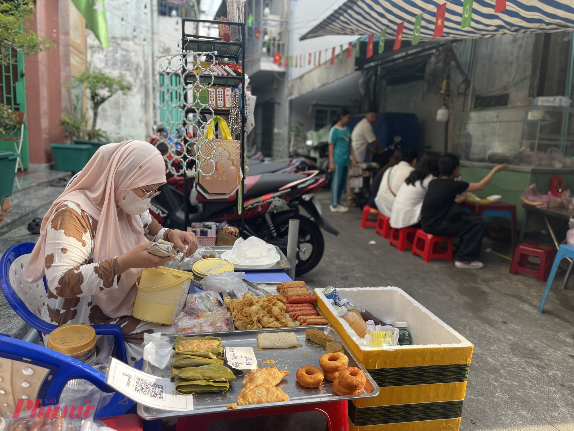 Năm nay lễ bắt đầu từ ngày 11/3 và kéo dài một tháng. Suốt một tháng Ramadan, người dân trong hẻm và tín đồ theo đạo Hồi từ nơi khác cũng đổ về đây để mua thực phẩm Halal (thực phẩm được phép ăn theo giáo lý đạo Hồi).