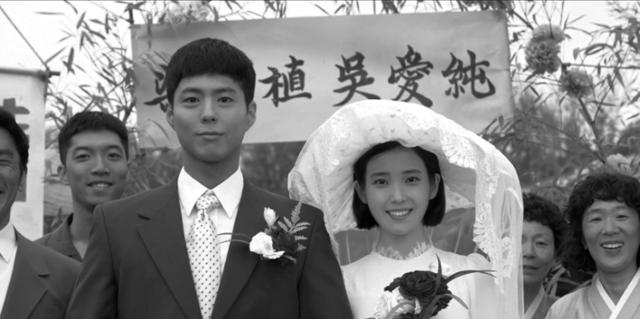 Ae-soon (IU) và Gwan-sik (Park Bo-gum) kết hôn trong một cảnh trong bộ phim When Life Gives You Tangerines. Được cung cấp bởi Netflix