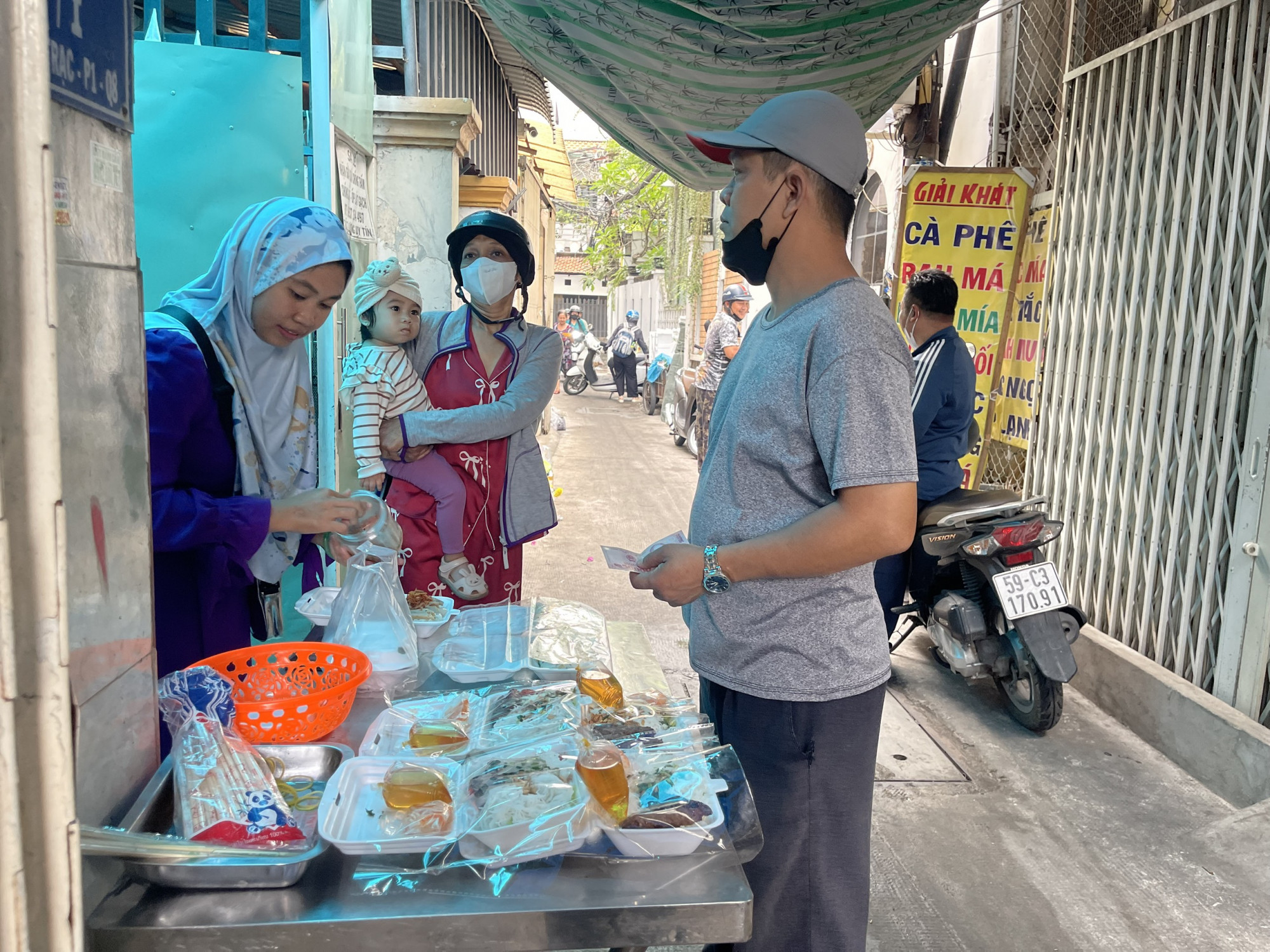 Ramadan là tháng thứ 9 theo lịch âm của người Hồi giáo, còn gọi là tháng nhịn ăn. Trong suốt tháng lễ, các tín đồ đạo Hồi không được ăn, uống, hút thuốc... từ 4g30-18g10 (từ lúc mặt trời mọc đến lúc mặt trời lặn). Sau khi mặt trời lặn, các tín đồ được xả chay, ăn uống bình thường.