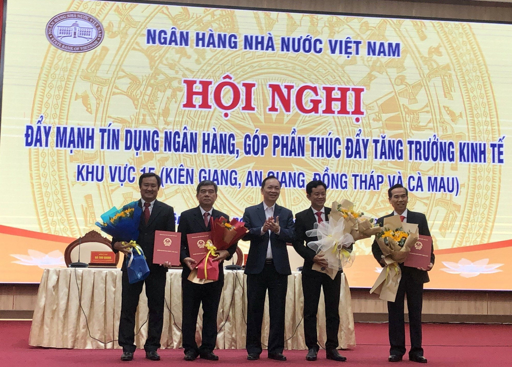 Lãnh đạo Ngân hàng nhà nước trao quyết định bổ nhiệm cho các phó giám đốc chi nhánh - Ảnh CTV