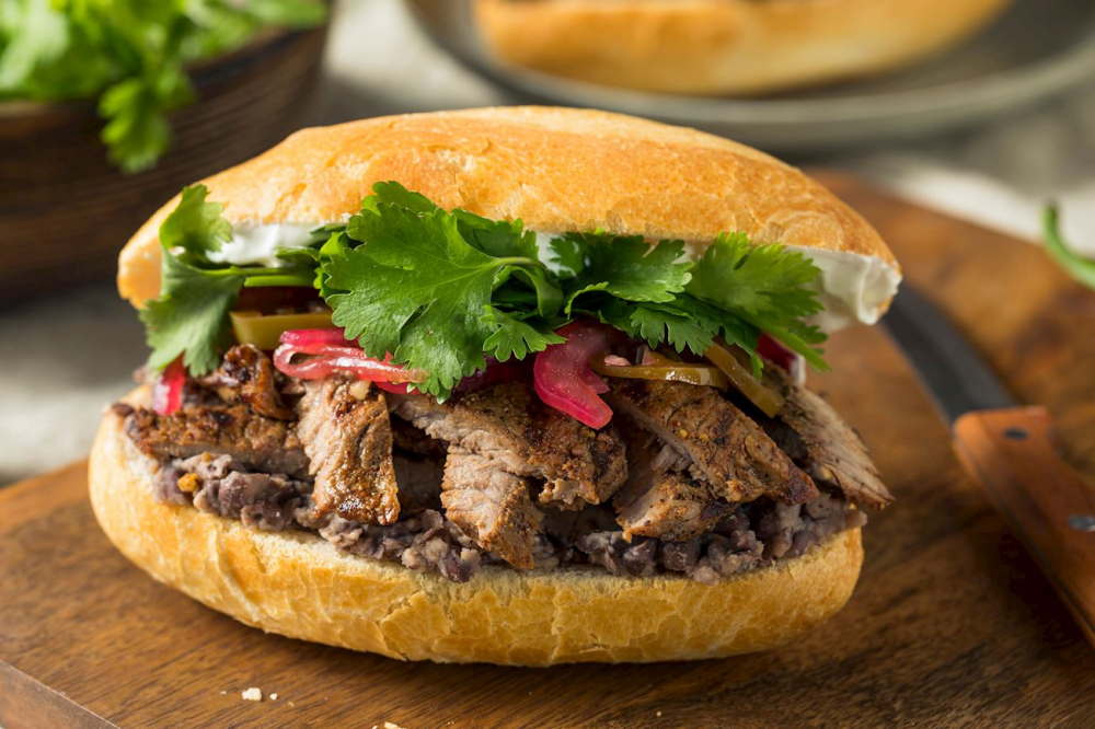 Tortas là món bánh mì phổ biến trong ẩm thực Mexico, thường được làm từ bánh mì dẹt mềm, có kích thước lớn, tương tự như bánh mì baguette nhưng dày hơn. Món torta có thể được nhân với rất nhiều loại thực phẩm, như thịt nướng (như thịt bò, gà, lợn), xúc xích chorizo, hoặc thậm chí là các lựa chọn chay như đậu hoặc nấm. Toppings thường bao gồm guacamole, phô mai, rau sống (như cà chua, hành, dưa leo), và các loại sốt như salsa hoặc mayonnaise.