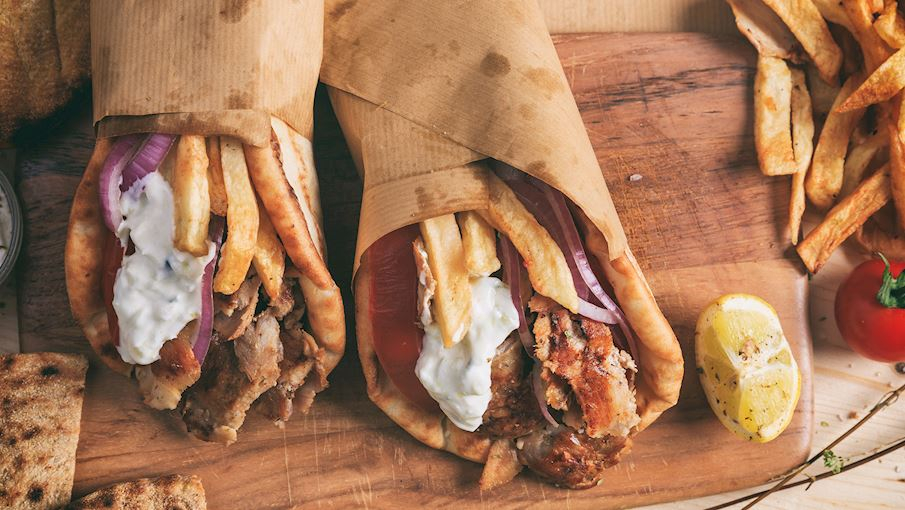 Gyros là món bánh mì truyền thống của Hy Lạp, với phần thịt (thường là thịt cừu, gà, hoặc lợn) được ướp gia vị đặc trưng và nướng trên vỉ quay. Sau khi thịt được nướng chín, nó được thái mỏng và thường được phục vụ trong bánh pita hoặc bánh mì, kèm theo rau sống như cà chua, hành, dưa leo, và sốt tzatziki (một loại sốt từ yogurt, dưa leo, tỏi và dầu olive). 