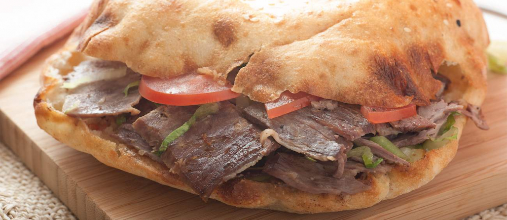 Tombik Döner là một phiên bản của món döner kebab nổi tiếng trong ẩm thực Thổ Nhĩ Kỳ. Tombik nghĩa là mập mạp hoặc đầy đặn, thường ám chỉ bánh mì mềm, dày và đầy đủ nhân. Món này gồm thịt (thường là thịt cừu, gà hoặc bò) được nướng trên vỉ quay chậm, sau đó thái mỏng và cho vào bánh mì tombik. Nó thường được kèm theo rau sống như cà chua, dưa leo, hành, và các loại sốt như sốt tỏi hoặc sốt yogurt. 