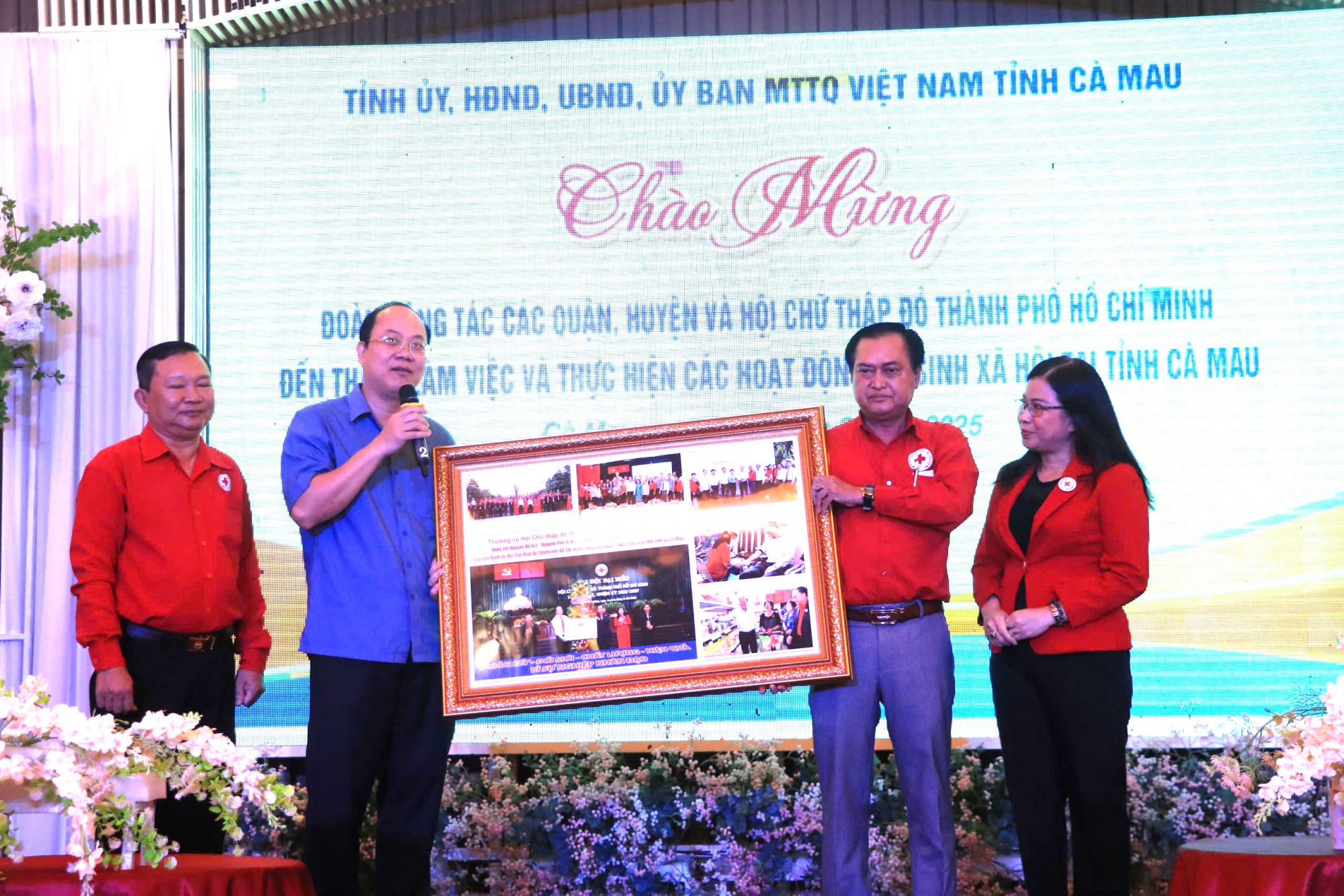Bí thư Tỉnh ủy Cà Mau Nguyễn Hồ Hải nhận quà tri ân của Hội Chữ Thập đỏ TP HCM
