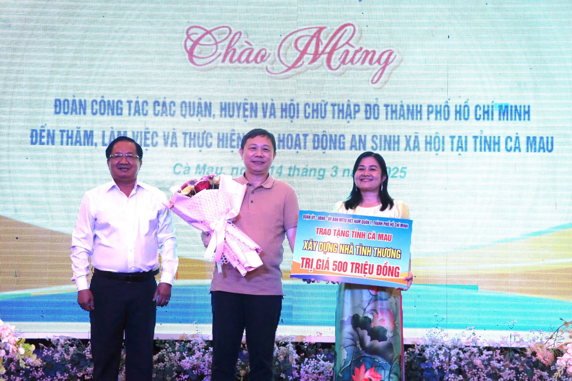 Đại diện đoàn công tác các quận, huyện và Hội Chữ thập đỏ TPHCM hỗ trợ an sinh xã hội ở tỉnh Cà Mau