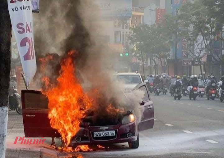 Chiếc xe bốc cháy ngùn ngụt giờ cao điểm đi làm ở tuyến phố trung tâm Đà Nẵng