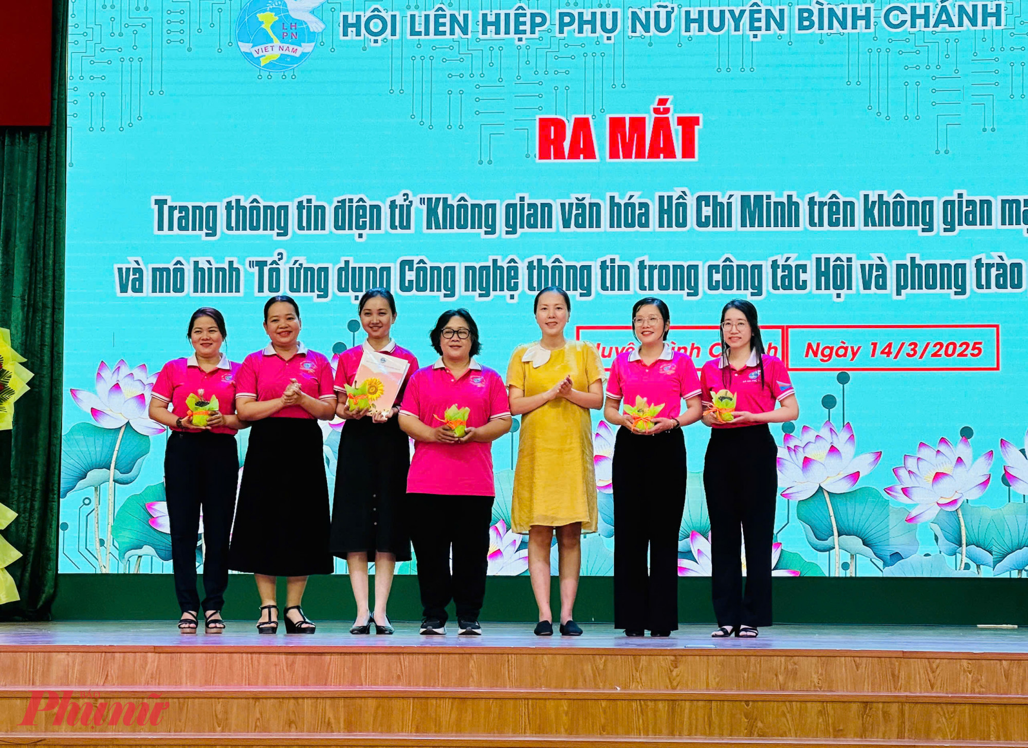 Bà Cao Ngọc Xuân - Chuyên viên Ban Tuyên giáo - Chính sách Luật pháp Hội LHPN TPHCM và bà Tô Thị Kim Anh – Chủ tịch Hội LHPN huyện Bình Chánh  trao hoa và quyết định đến các thành viên “Tổ ứng dụng Công nghệ thông tin trong công tác Hội và phong trào phụ nữ” 