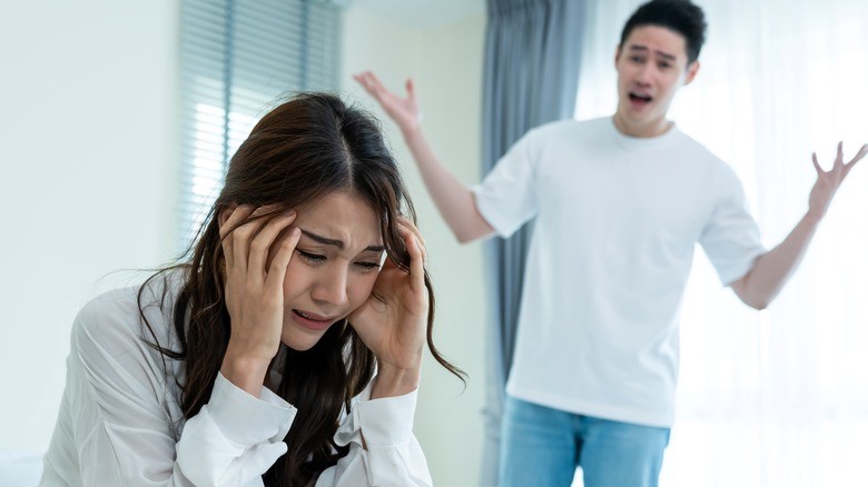 Khi bị phát hiện ngoại tình, anh đã lớn tiếng đổ tội ngược cho vợ - ảnh: Shutterstock