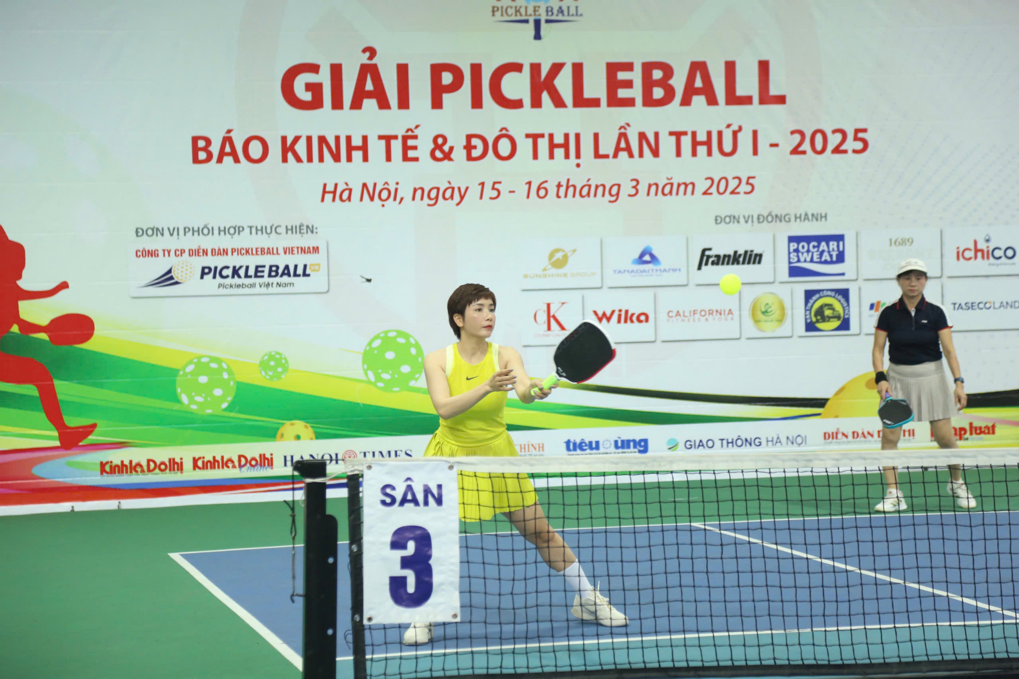 Vận động viên thi đấu tại ngày đầu tiên của giải Pickaballl sáng 15/3