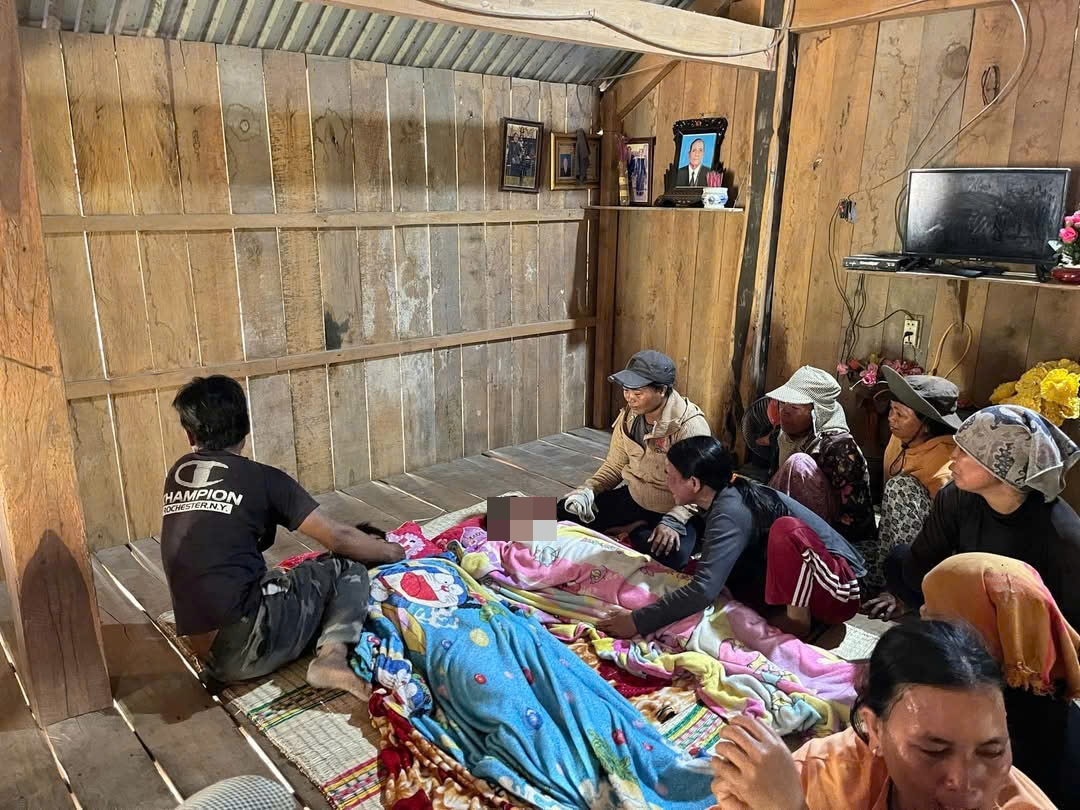 Gia đình và người thân đau xót 4 em nhỏ chết đuối thương tâm
