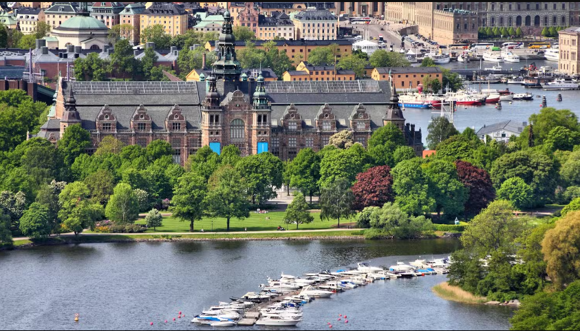 Để di chuyển giữa các đảo ở Stockholm, người dân và du khách có thể  sử dụng phà, tàu điện ngầm, lái ô tô qua nhiều cây cầu hoặc đi bộ. Cho nên để có chuyến đi hoàn hảo giữa 14 hòn đảo ở thủ đô, du khách cần có kế hoạch cẩn thận. Ví dụ: Södermalm chỉ cách Gamla Stan 1 chuyến tàu điện ngầm ngắn, nhưng lại cách Vaxholm 1 tiếng đồng hồ đi phà.