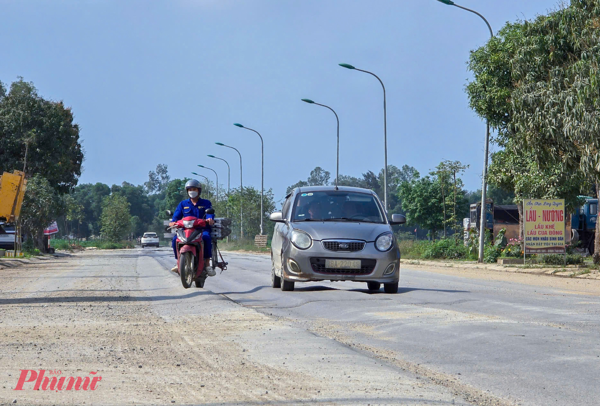Tại ngã tư đường Vạn Xuân và đường Nguyên Phi Ỷ Lan, mặt đường bị biến dạng, tạo thành những “luống khoai” với các rãnh sâu hoắm dài hàng chục mét. Ông Phạm Chí Thanh (trú phường Nghi Đức) cho biết, đã có nhiều người bị ngã xe ở ngã tư này do không quen đường. Đặc biệt là ban đêm và những hôm trời mưa, nhiều người đi xe máy không quen đường để tránh, lọt xuống rãnh sâu bị mất lái, té ngã.