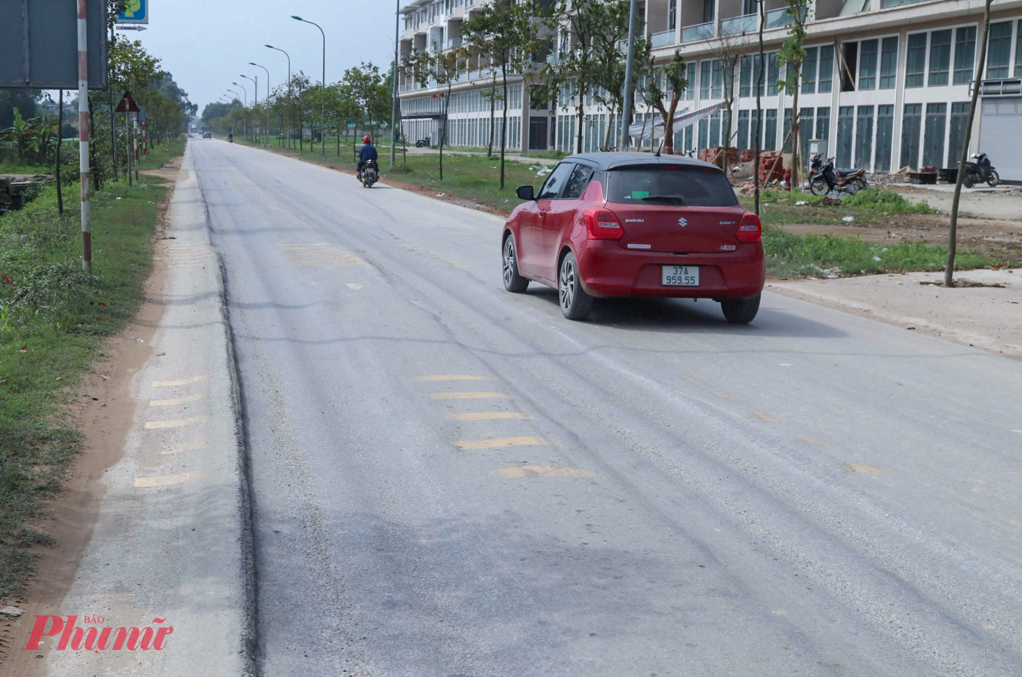 Sau hơn 5 năm đưa vào sử dụng, tuyến đường này đã bị hư hỏng nặng. Lớp thảm nhựa mặt đường ở một số đoạn đã biến dạng, tạo thành các “luống khoai” kéo dài ở gần bên mép đường. 