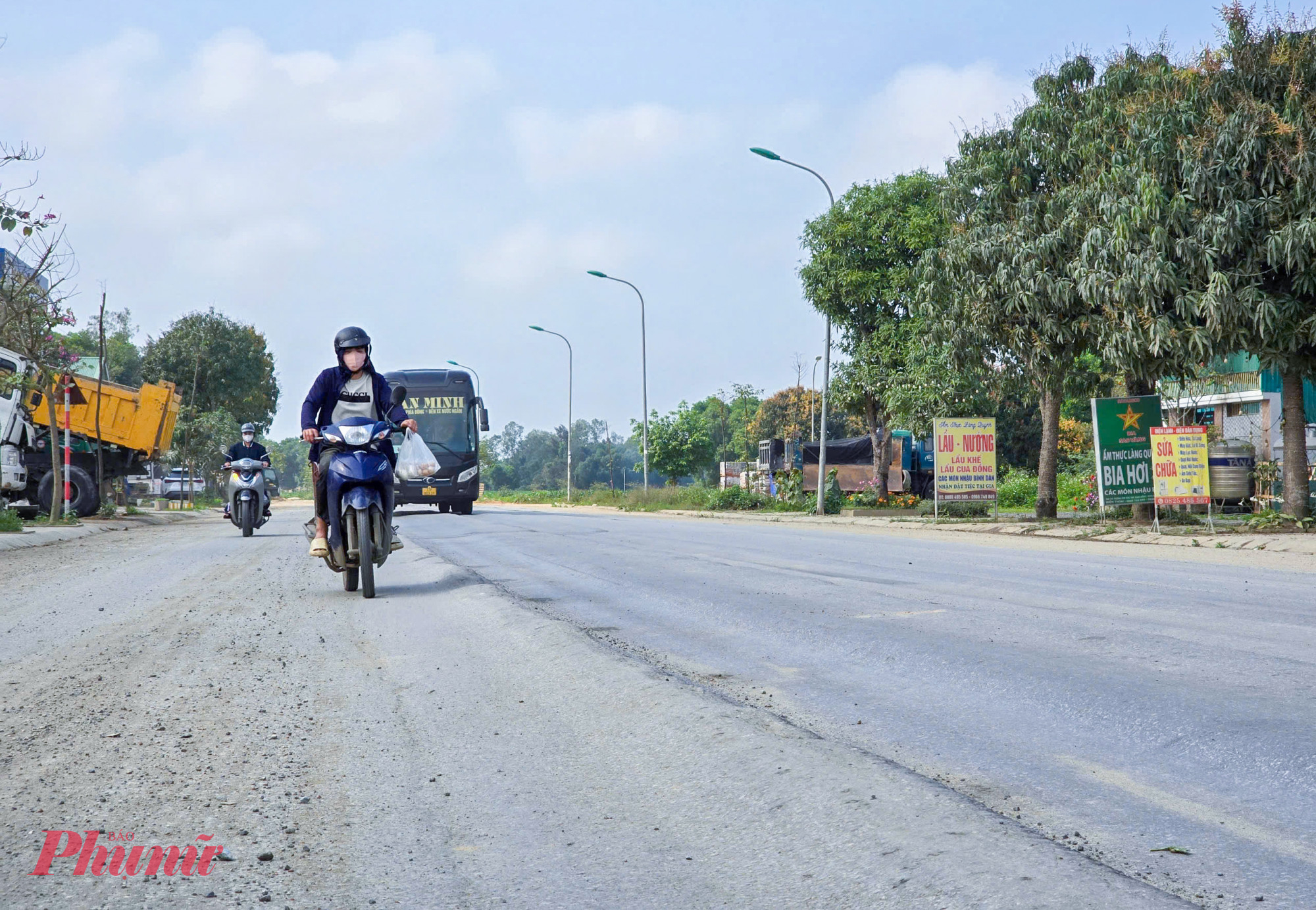 Năm 2018, đường Vạn Xuân dài hơn 8km nối quốc lộ 46 với đường ven sông Lam được đưa vào sử dụng. Tuyến đường này được quy hoạch rộng 35m, nhưng do thiếu vốn nên giai đoạn 1 chỉ mới hoàn thành rải thảm nhựa mặt đường rộng 7m. 