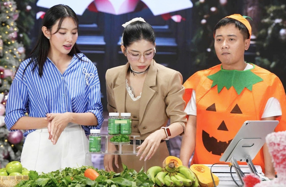 Vì sao người nổi tiếng vẫn mặc sức quảng cáo “lố” trên mạng xã hội? Quang Linh Vlogs, Hằng Du Mục, hoa hậu Thùy Tiên trong phiên live stream quảng cáo kẹo rau Kera - Ảnh chụp màn hình YouTube