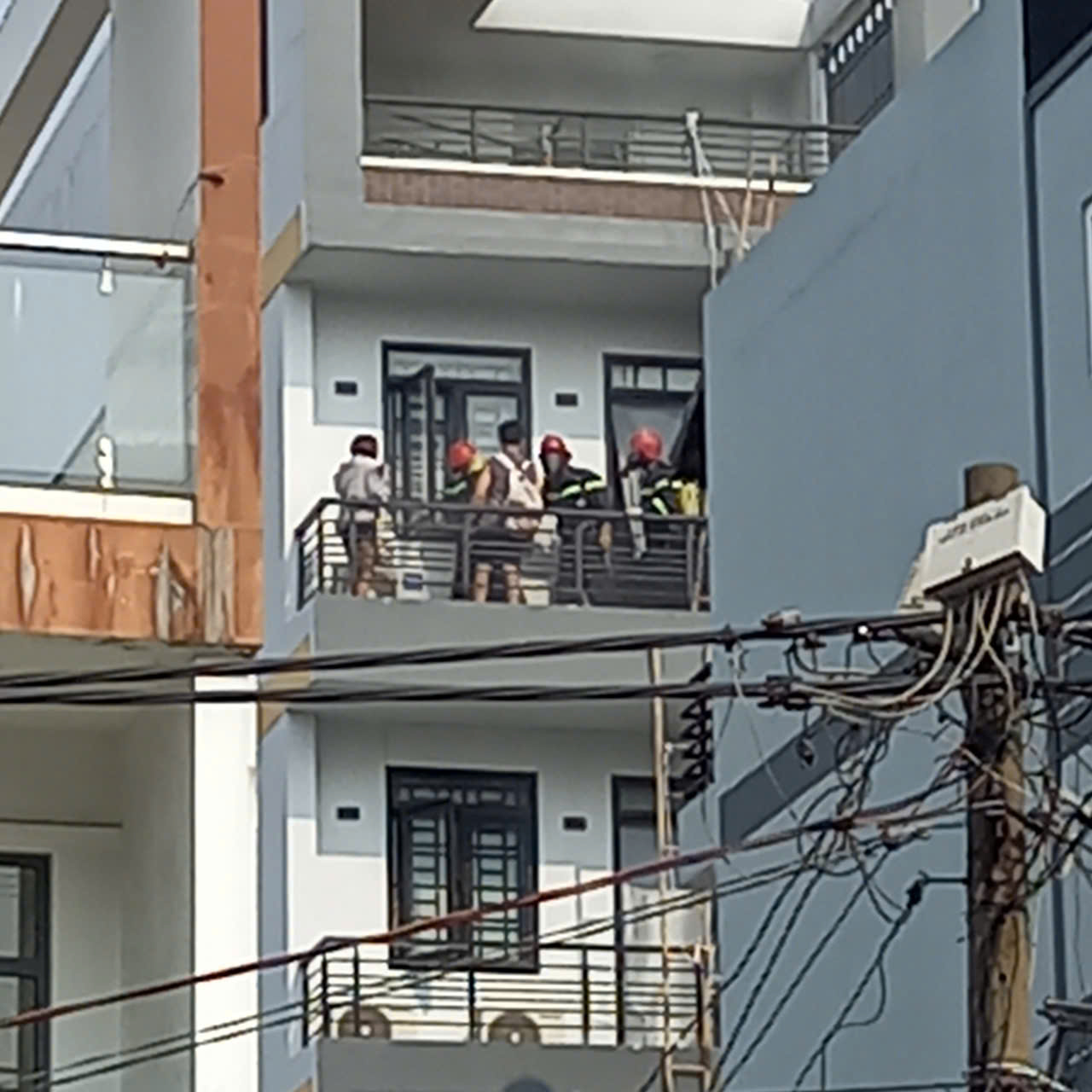 Người mắc kẹt được cảnh sát giải cứu. Ảnh: Tuệ Nghi