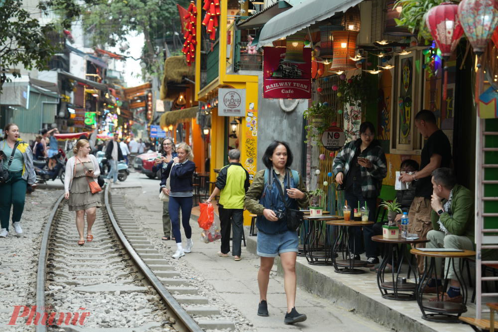 Dù Sở Du lịch Hà Nội đã yêu cầu các công ty lữ hành không tổ chức tour tới phố cà phê đường tàu, nhưng vào mỗi dịp cuối tuần, con phố đặc biệt này vẫn nhộn nhịp du khách. 