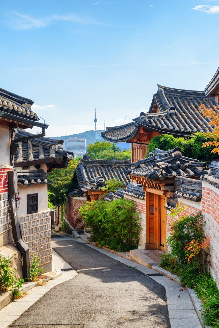 Khám phá làng cổ Bukchon Hanok. Nằm giữa cung 2 điện Gyeongbokgung và Changdeokgung, làng Bukchon Hanok là một khu dân cư truyền thống, nơi sinh sống của giới quý tộc và quan lại triều đại Joseon. Ở đây có các ngôi nhà hanok truyền thống, các bảo tàng, phòng trưng bày nghệ thuật và quán trà truyền thống. Làng nằm trên đồi nên đường đi rất dốc nên bạn mang giày thoải mái, đồng thời cần giữ trật tự khi vào Bukchon Hanok. Để ăn trong làng, du khách có thể thưởng thức món dwaeji-gukbap ở quán Anam hoặc đến quán Hwangsaengga Kalguksu ăn bánh bao tươi và món mì có vài lát thịt bò luộc với nước dùng xương bò.