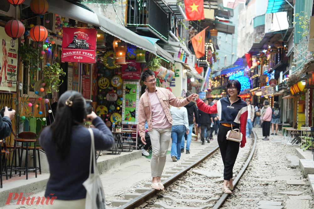 Lệnh cấm của Sở Du lịch Hà Nội nhằm đảm bảo an toàn, đồng thời lập lại trật tự tại khu vực hành lang đường sắt. Tuy nhiên, thực tế cho thấy, việc kiểm soát khu phố này không hề đơn giản. Khi các tour du lịch chính thống không còn, du khách vẫn tìm đến theo cách riêng, khiến tình trạng đông đúc không hề thuyên giảm.