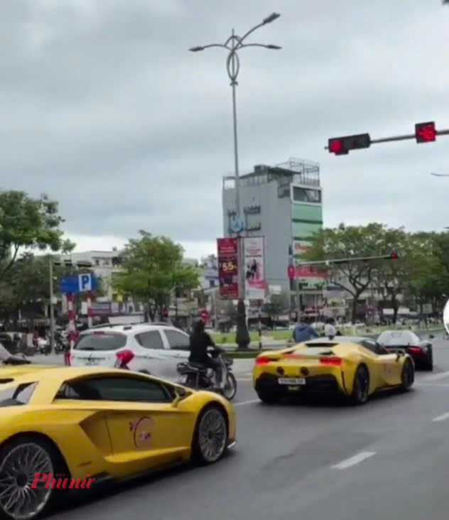 Dàn siêu xe vượt đèn đỏ 