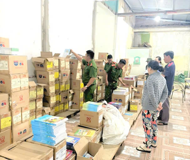 Sách giáo khoa không có hóa đơn chứng từ do Nguyễn Phong Lai buôn bán - Ảnh CACC