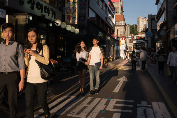 Các cặp đôi đi dạo trên phố ở khu Sinchon, Seoul. Ảnh: AFP