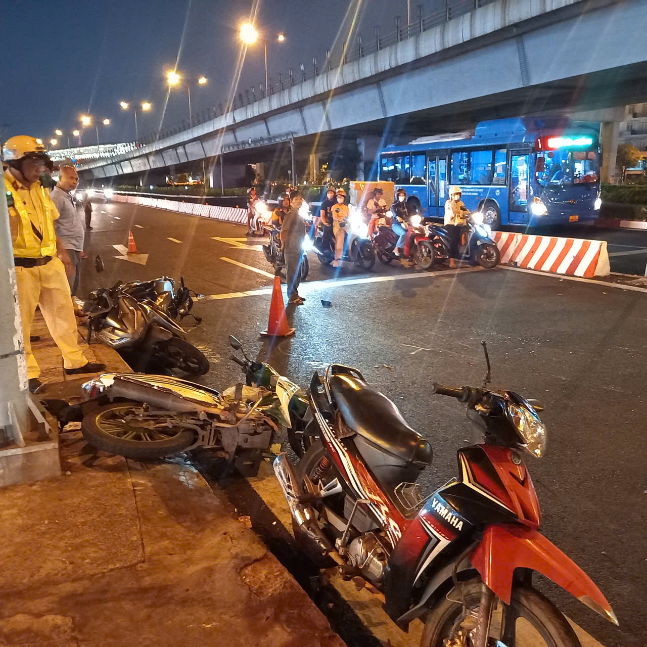 Nhiều xe máy nằm tại hiện trường. Ảnh: Minh Mẫn.