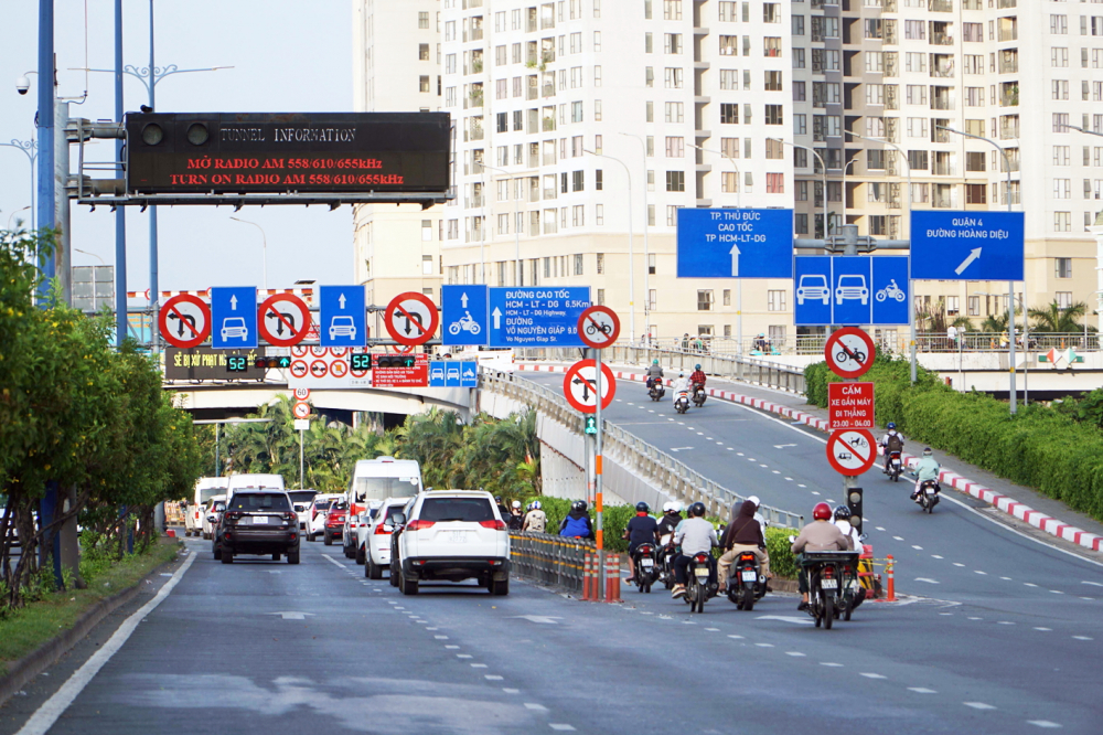 Đường Võ Văn Kiệt đoạn gần cầu Calmette hướng về hầm chui Thủ Thiêm, quận 1, TPHCM có hàng chục biển báo - Ảnh: Vũ Quyền 