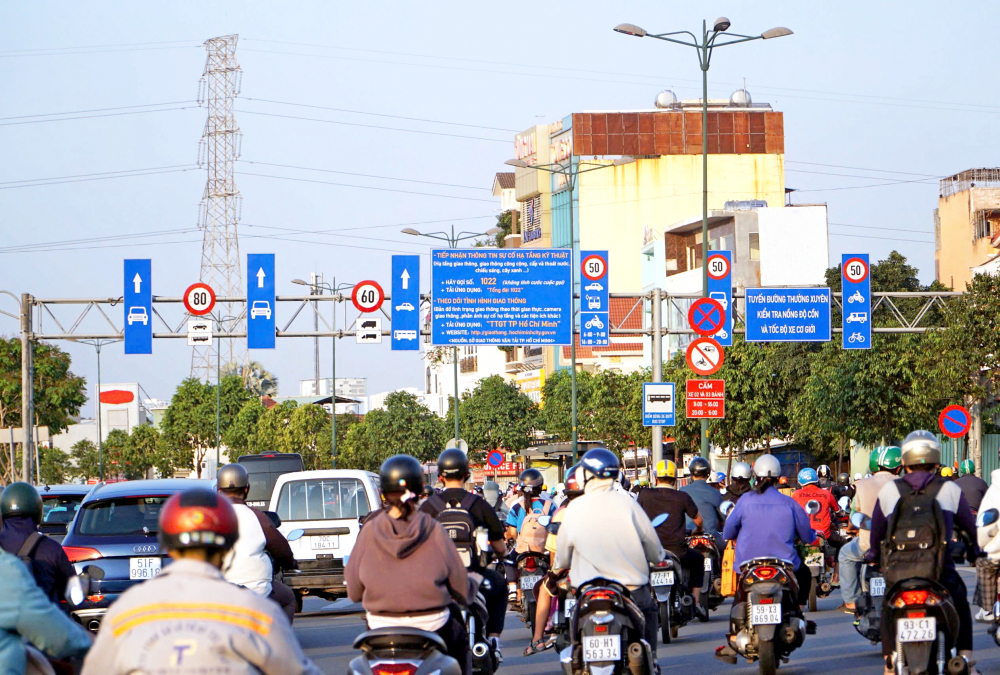 Hơn 10 biển báo dàn hàng ngang trên đường Phạm Văn Đồng, đoạn qua TP Thủ Đức, TPHCM ẢNH: VŨ QUYỀN