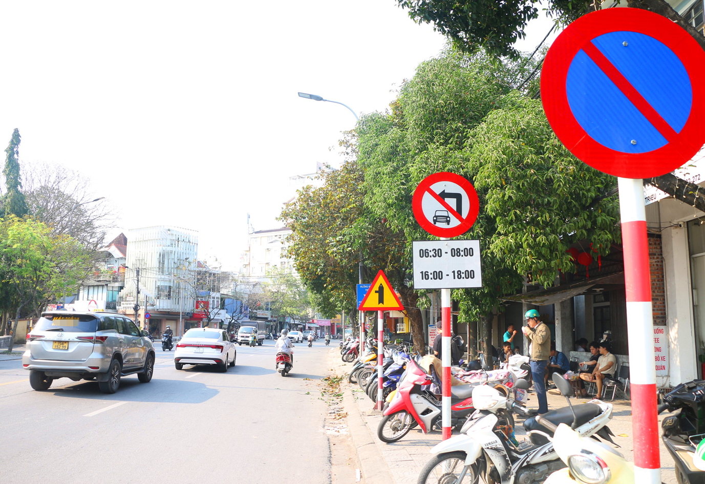 Ở TP Huế, biển báo cấm rẽ  vào đường Nguyễn Thái Học được đặt quá sâu phía bên kia ngã ba khiến tài xế dễ mắc lỗi