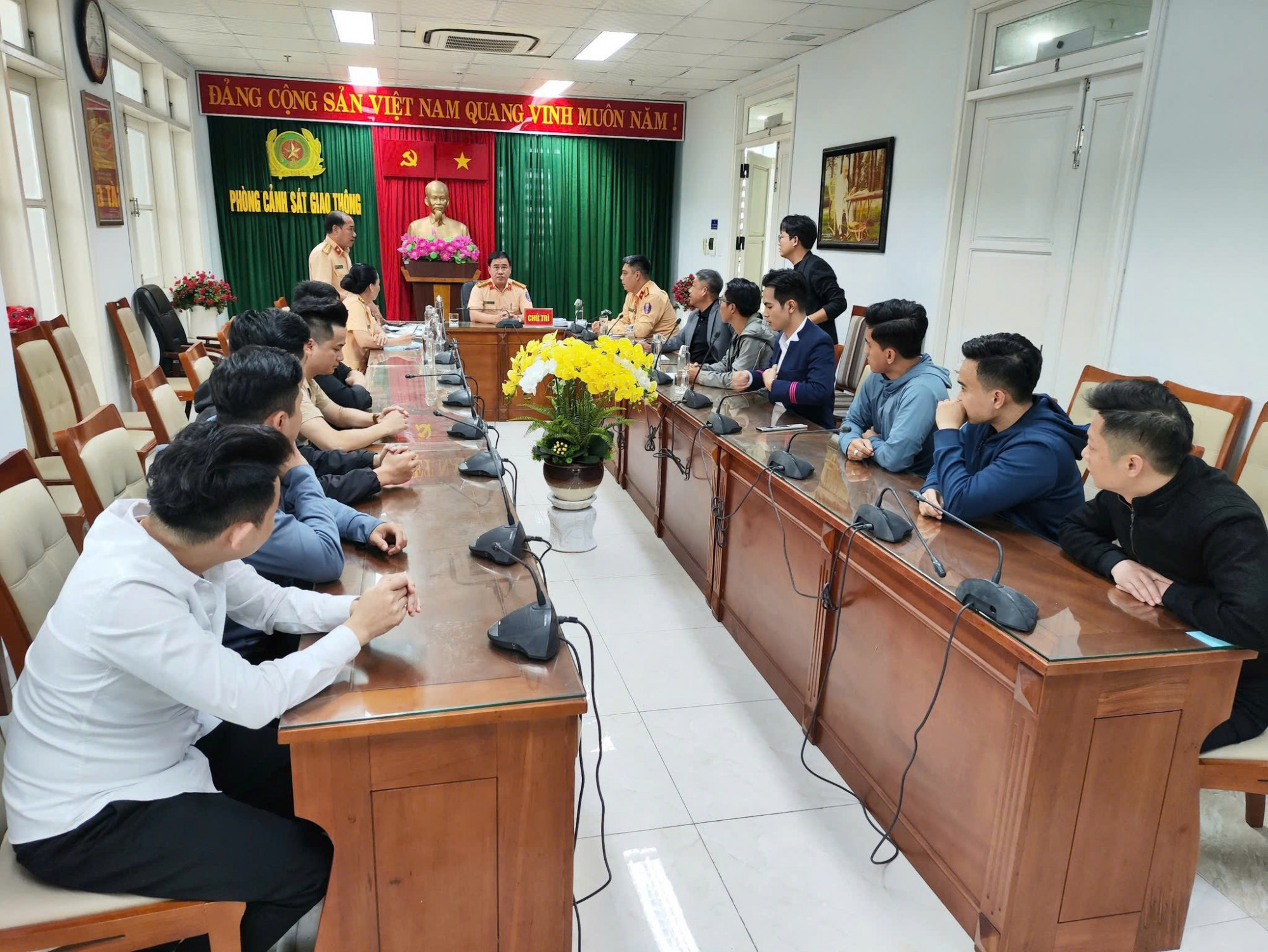 Lãnh đạo Phòng CSGT Đà Nẵng làm việc với chủ doanh nghiệp