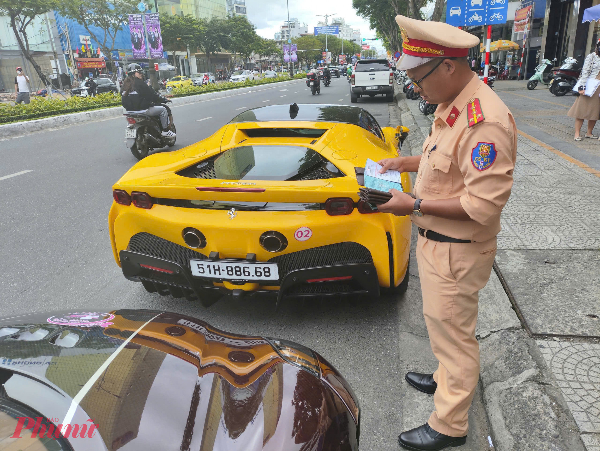 CSGT Đà Nẵng kiểm tra giấy tờ dàn siêu xe để xác minh vụ việc