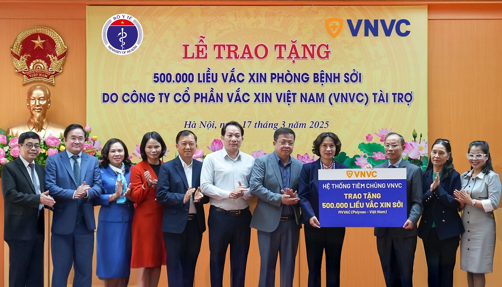 Đại diện Hệ thống tiêm chủng VNVC - ThS.BS Nghiêm Trần Dũng - đã trao tặng 500.000 liều vắc xin sởi (MVVAC) cho Thứ trưởng Bộ Y tế Nguyễn Thị Liên Hương - Ảnh: VNVC