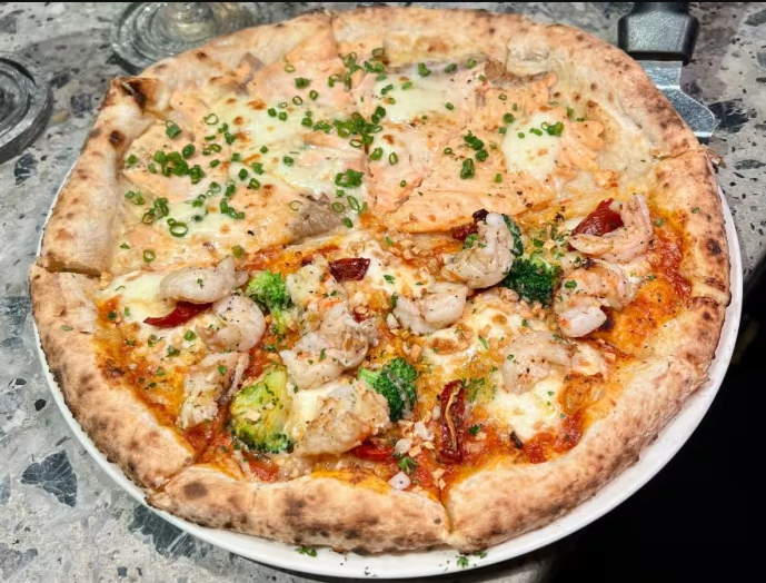 Tay Ying đã đến quán Pizza 4P's ở Hà Nội và ăn pizza hải sản. Pizza 4P's có hương vị Nhật Bản và Ý, sử dụng nguyên liệu địa phương tươi ngon, dùng các loại phô mai tự làm. Thú vị là Pizza 4P's sử dụng lò nướng củi truyền thống để tạo ra những chiếc pizza có hương vị đặc trưng - Ảnh:Tay Ying