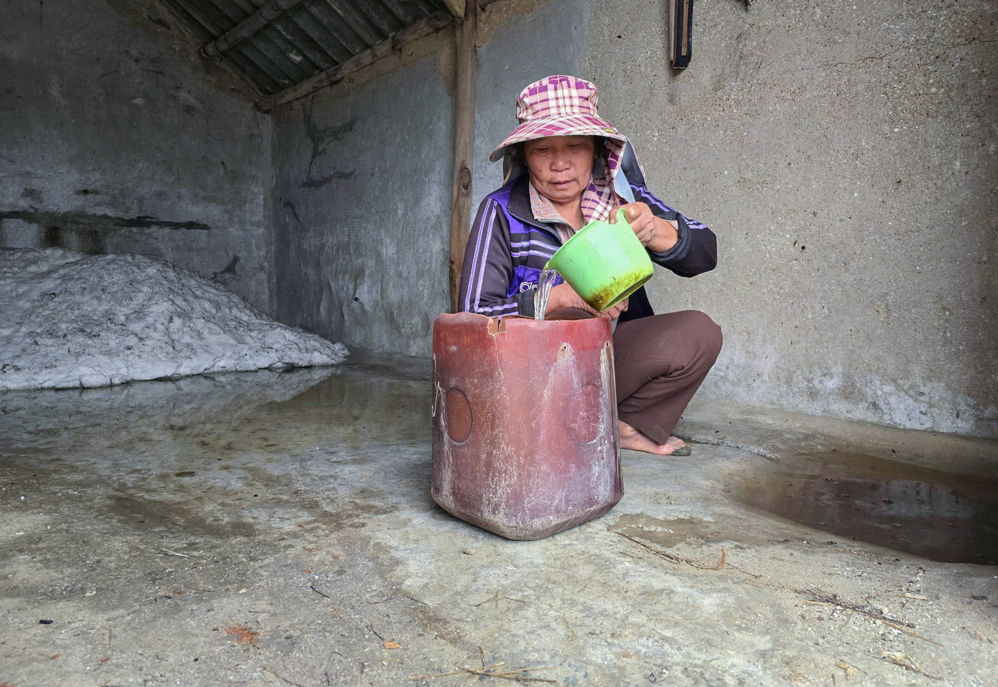 Nước ót nhỉ ra trong quá trình sản xuất và kho muối được thu gom để bán lại cho doanh nghiệp - Ảnh: Phan Ngọc