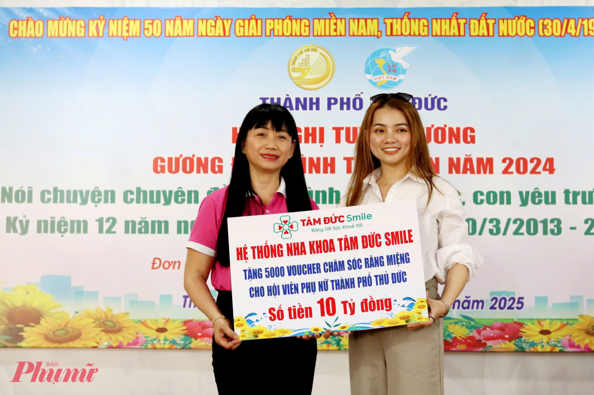 Bà Trần Thị Phương Thảo (bìa trái) – Phó chủ tịch thường trực Hội LHPN TP Thủ Đức – nhận bảng tượng trưng tặng gói chăm sóc sức khoẻ răng miệng từ đại diện hệ thống nha khoa Tâm Đức Smile. 