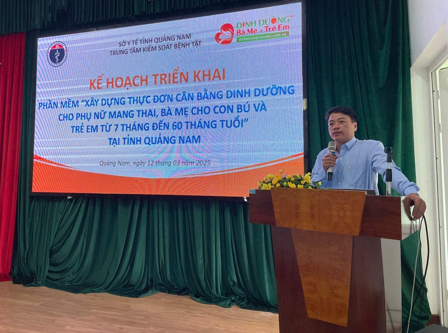 Phó giám đốc Trung tâm Kiểm soát bệnh tật tỉnh Quảng Nam - Thạc sĩ, bác sĩ Võ Trung Hoàng, triển khai kế hoạch ứng dụng Phần mềm dinh dưỡng - Ảnh: Ajinomoto