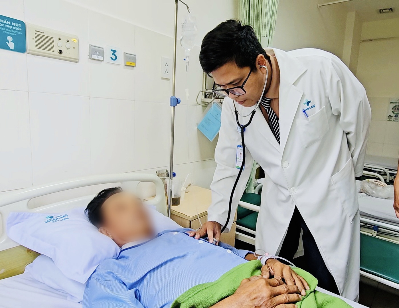 Bác sĩ chăm sóc cho bệnh nhân. Ảnh: Huỳnh Trọng