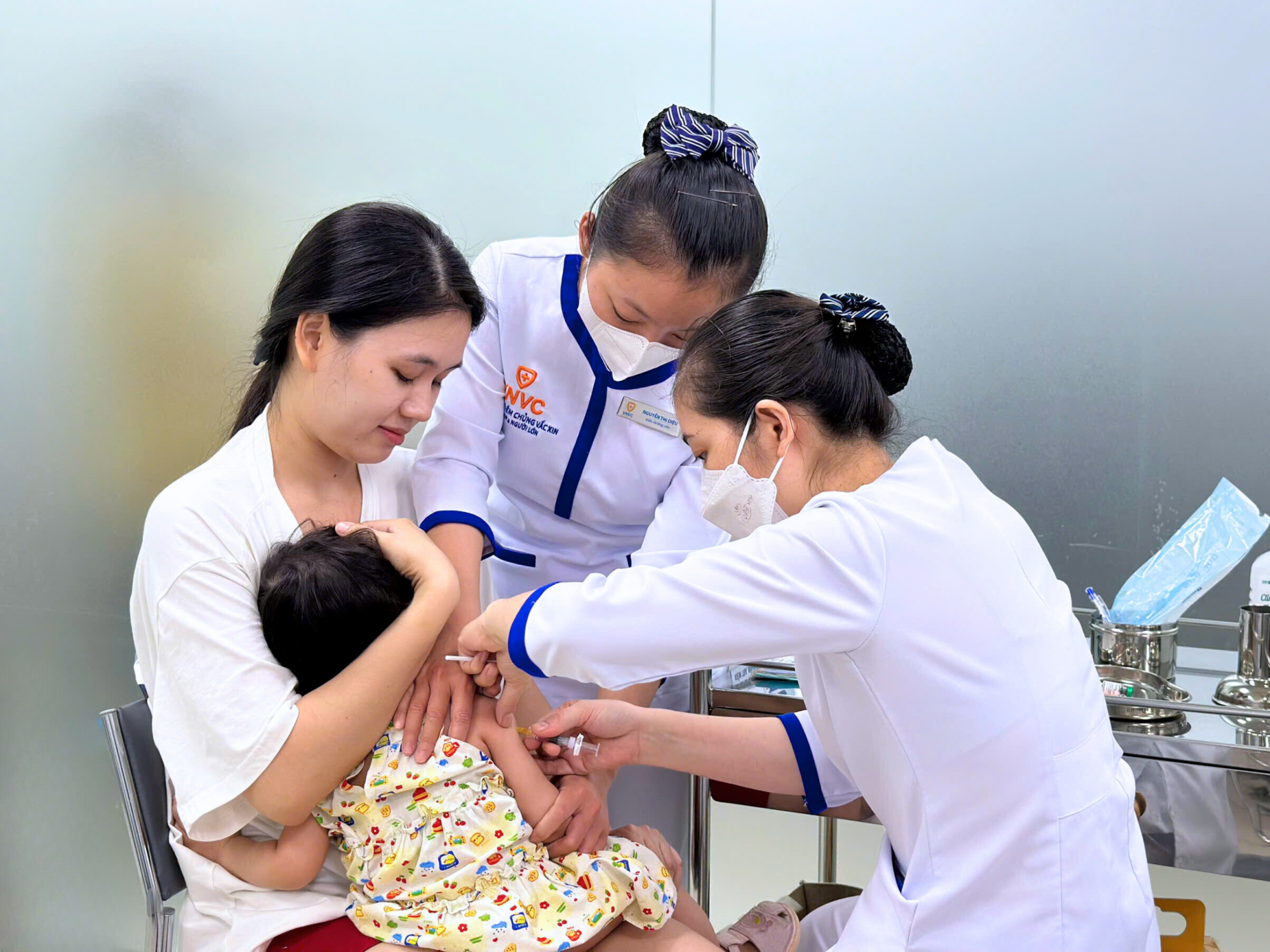 VNVC cung cấp đầy đủ gần 50 loại vắc xin phòng gần 50 bệnh truyền nhiễm cho trẻ em và người lớn - Ảnh: Như Phương