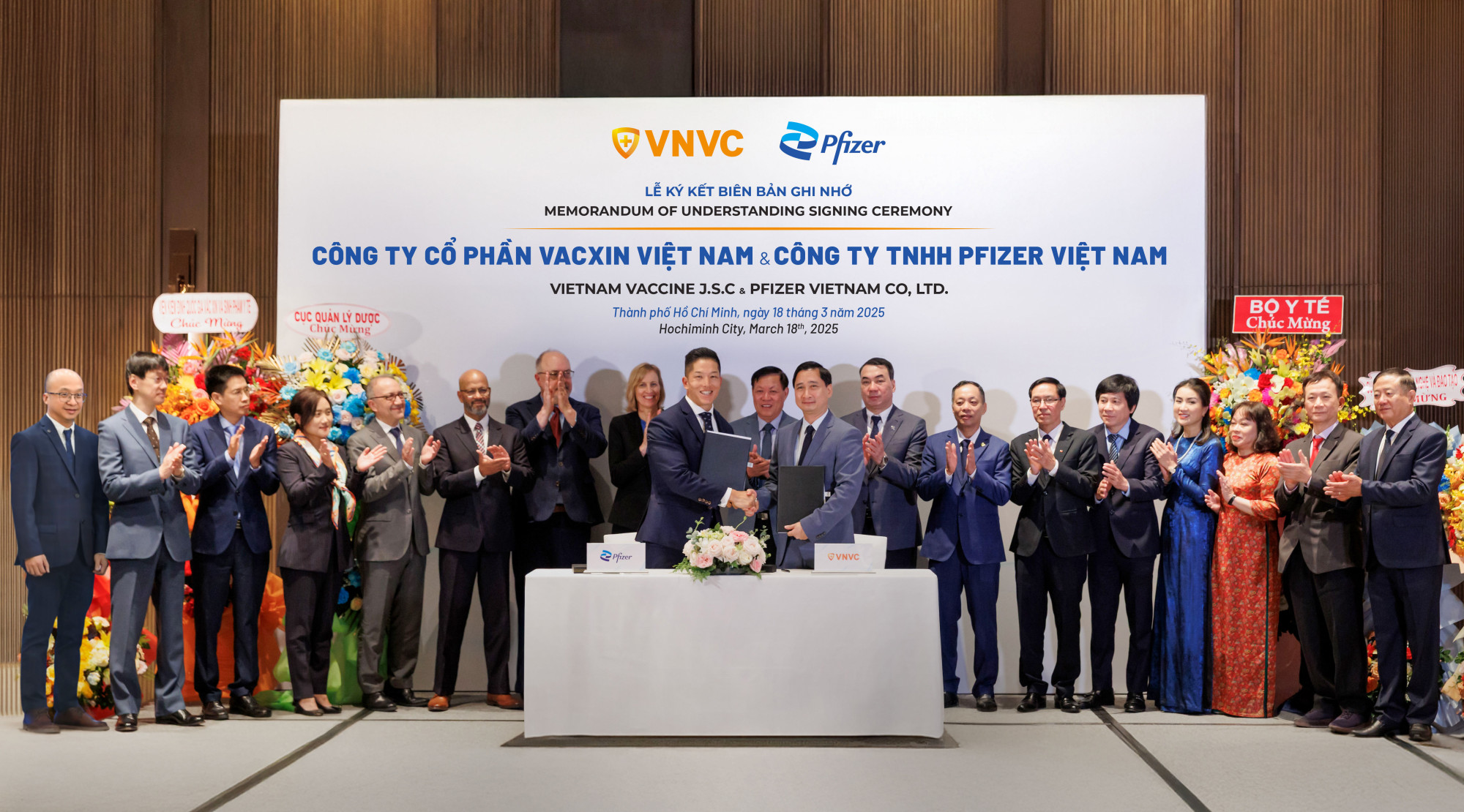 Ông Darrell Oh - Tổng giám đốc Pfizer Việt Nam và ông Ngô Chí Dũng - Chủ tịch Hội đồng quản trị kiêm Tổng giám đốc Hệ thống tiêm chủng VNVC và Nhà máy Vắc xin và Sinh phẩm VNVC ký biên bản ghi nhớ hợp tác trong lĩnh vực sản xuất vắc xin - Ảnh: Hữu Luận