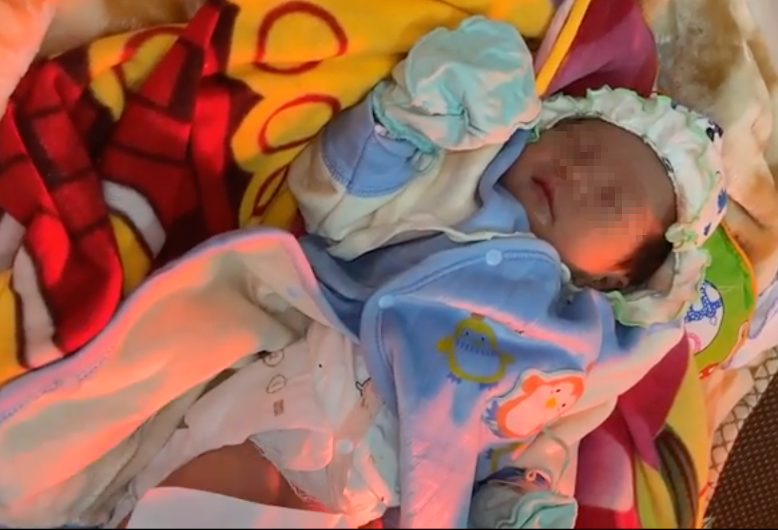 Bé trai nặng 3kg được đưa đến Trạm y tế xã Đức Lạng chăm sóc - Ảnh: Khánh Trung